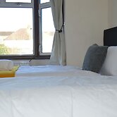 Colindale/sleeps7/privategarden/3br/freeparking/