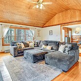 Cozy Cottage Near Hiking & Skiing!