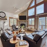 Denton by Avantstay Hot Tub, Deck w/ Fire Pit Near Skiing & Lake!