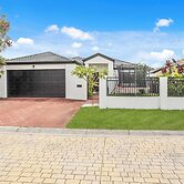 Waterfront Canal Escape in Burleigh