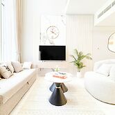 Luxury 1-br Villa in Rukan: Dubai Skyline Views!