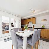 Beautiful Family Town Home With Private Parking