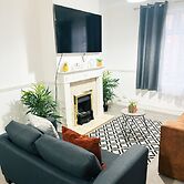 Convenient Home - Sleeps 6 - Parking - Garden