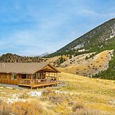 < 1 Mi to Chico Hot Springs: Mtn-view Hideaway!