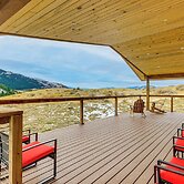 < 1 Mi to Chico Hot Springs: Mtn-view Hideaway!