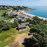 Steps to North Hampton Beach: Cottage w/ Deck!