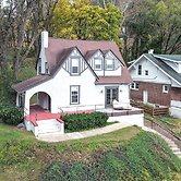 Walk to Roanoke River Greenway: Mountain-view Home