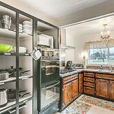 2 Mi to Downtown Flushing: Spacious Retreat!