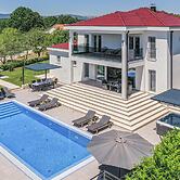 Modern Villa With Pool and Bubble Bath