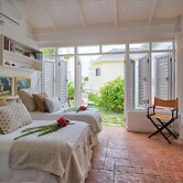 Dreamin Villa - 3 B R Beachfront w Staff