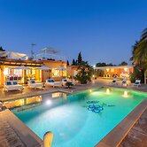 Modern Villa With Pool Near Town