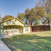 10 Mi to Dtwn Dallas: Chic Home w/ Yard!