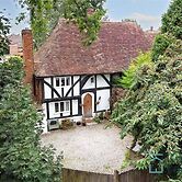 500 yr old Cottage With Historic Park at the Gate