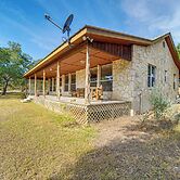 Pet-friendly Hill Country Retreat w/ Deck!
