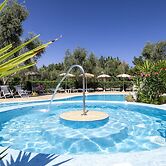 Apartment With Communal Pool