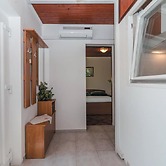 Charming One Bedroom Apartment Povljana