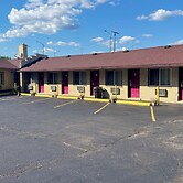 Deluxe Inn Motel