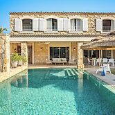 The Stone-age Palace by Sea N' Rent