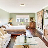 Lake-view Couple's Retreat in Hot Springs!