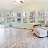 1 Mi to Dtwn Newburgh: Quiet Home w/ Yard!