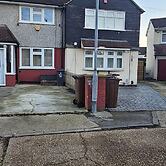 Spacious & Modern 2-bed House in Dagenham
