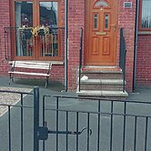 Bangor - 2 Bed Apartment- Sleeps 4 -privateparking
