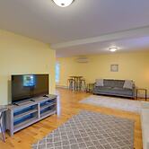 Walk to Sorrento Town Dock: Pet-friendly Apartment