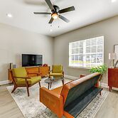 Near Shopping & Dining: Pet-friendly Dallas Apt!
