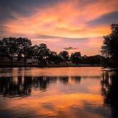 Modern 3 2 two Kings hot tub Fire pit 16min to Wine Trail Nearby Pickl