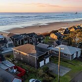 Pacific Breeze Ocean Views, Steps to Cannon Beach, Airy Coastal Retrea