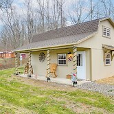 On 40 Acres: Charming Cabin in Zanesville!