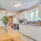 Walk to Grays Beach Park: Kingston Seaside Escape