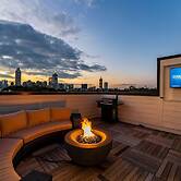 Luxurious Midtown Home Rooftop Views by Silverx
