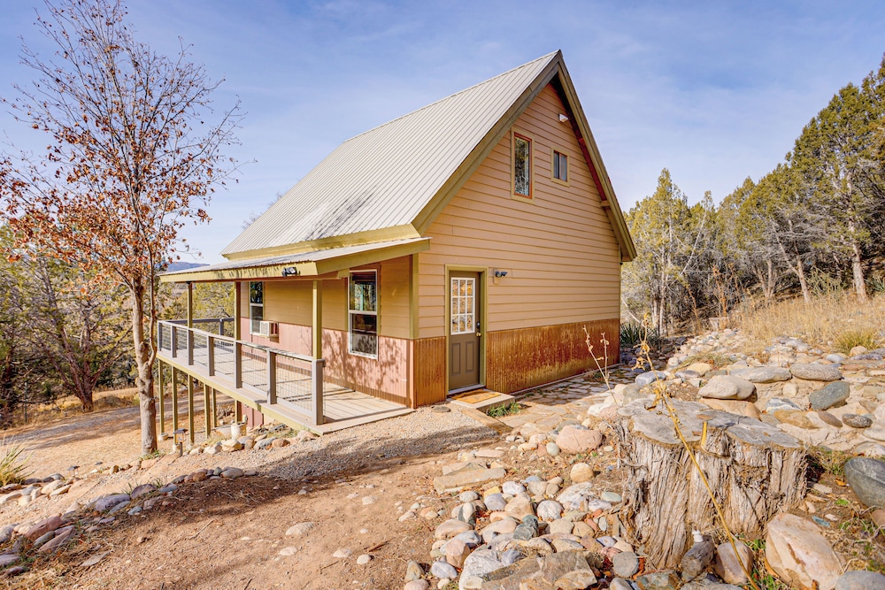 2 Mtn-view Decks + Natural Spring: Durango Retreat