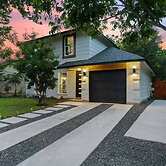 Bedroom in Home 7 Miles from Downtown