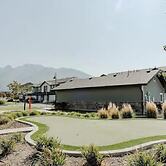 Modern w/ Pool, Gym, Hottub, Golf, Pet Friendly!