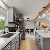 Joyful Kirkland Home, Near Beach, Hot Tub & AC