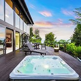 Jacuzzi Suite - Ocean Views & Beach