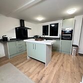 House-sleeps8-parking-garden