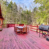 15 Mi to Snowshoe Resort: Cabin w/ Deck & Fire Pit