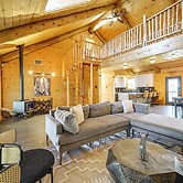 5 Mi to Dtwn Dripping Springs: Cabin w/ Jacuzzi!