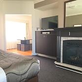 Blazing Stump Motel & Suites