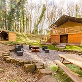 Host Stay Giraffe Enclosure