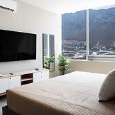 Modern Apts w Pool & Mountain View