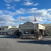 Hilltop Inn & Suites