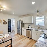 < 3 Mi to Dtwn: Modern Cottage in Greenville!