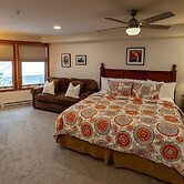 1307b - King Standard Eagle Springs West Hotel Room