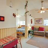 < 1 Mi to Horse Boarding: Cozy Yarnell Hideaway!