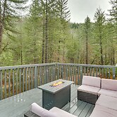 Private Cabin w/ Forest Views & Grill in Lakehead!