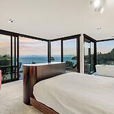 Oceanview Penthouse Suite & Beach Access